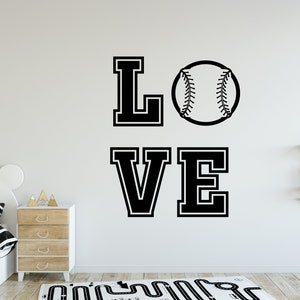 Op de afbeelding: Zwart-witte wanddecoratie met het woord "LOVE" in een varsity-lettertype. De letter "O" is vervangen door een honkbal.