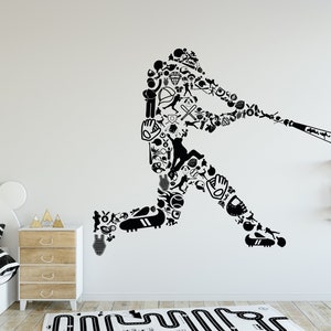 Op de afbeelding: Zwarte en witte wanddecoratie met een silhouet van een honkballer, gemaakt van honkbal-iconen. De sticker is te zien op een witte muur in een kinderkamer.