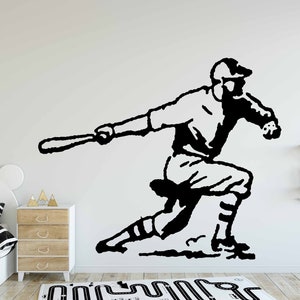 Op de afbeelding: Zwart-witte silhouet van een honkballer in slagstand, met een knuppel in de hand. De speler draagt een pet en een uniform. De afbeelding is op een witte achtergrond.