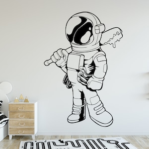 Op de afbeelding: Zwart-witte illustratie van een astronaut die een druipend ijsje vasthoudt. De astronaut draagt een ruimtepak en een helm.