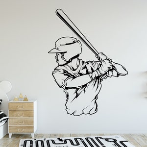 Op de afbeelding: Zwart-witte illustratie van een honkballer die een knuppel zwaait. De speler draagt een helm en een uniform. De illustratie is een muursticker.