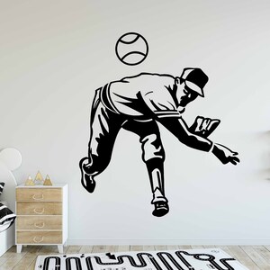 Op de afbeelding: Zwart-witte silhouet van een honkballer in een worppose, met een honkbal boven het hoofd van de speler.