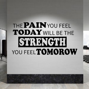 El dolor que sientes hoy será la fuerza que sentirás mañana. Calcomanía de pared con motivación. Calcomanía de pared para gimnasio. Decoración de pared para centro de CrossFit GY0131.