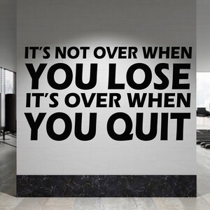 Vinilo decorativo con frase motivacional para gimnasio, decoración de pared para gimnasio, adhesivo para pared de gimnasio, arte de pared para gimnasio, letras de vinilo, adhesivo para ventana, GYM0039
