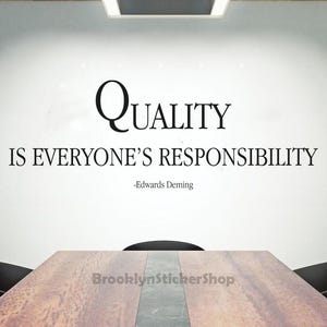 Calcomanía de pared inspiradora para equipos que valoran la calidad y la responsabilidad. Adhesivo de pared perfecto para la oficina y la motivación. Letra de vinilo WI0036.