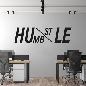 Calcomanía de pared para oficina "Humble Hustle", calcomanía para oficina, arte mural para oficina, decoración de oficina, calcomanías para oficina, arte motivacional WI0040