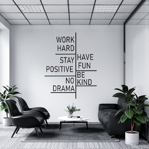 Calcomanía de pared "Trabaja duro", calcomanía de pared para oficina, arte de pared para oficina, decoración de pared para oficina, calcomanía de pared para oficina, letras de vinilo, calcomanía para ventana, frases de equipo TM0163