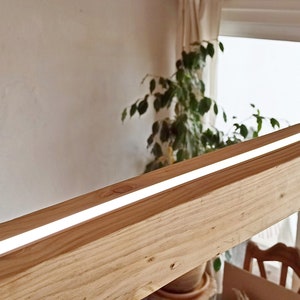 Lampadario a sospensione con trave in legno fluttuante con LED integrato, lucernario a sospensione in legni, lampadario minimalista nordico scandinavo in legno immagine 4