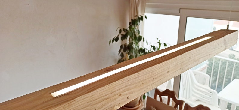 Lampadario a sospensione con trave in legno fluttuante con LED integrato, lucernario a sospensione in legni, lampadario minimalista nordico scandinavo in legno immagine 4