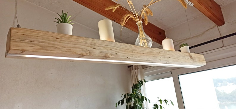 Lampadario a sospensione con trave in legno fluttuante con LED integrato, lucernario a sospensione in legni, lampadario minimalista nordico scandinavo in legno immagine 5