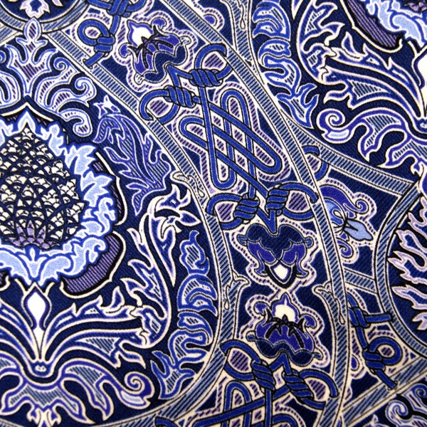 Tissu Liberty en Satin de Soie. Conception celtique Gambier bleue. Prix au demi-mètre.