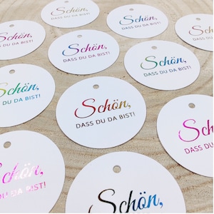 Ciondolo Bello che tu sia qui, arcobaleno, carta bianca, ciondolo regalo per gli ospiti, etichetta regalo matrimonio, ciondolo comunione, fatto a mano