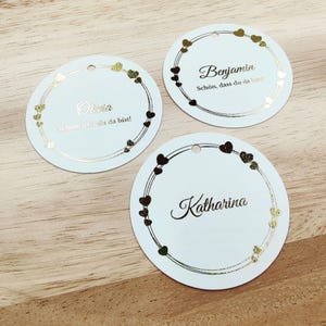 È bello che tu sia qui ciondolo, rotondo, oro, cuore, targhetta per il nome del matrimonio, segnaposti, etichette regalo personalizzate, carte per il nome del matrimonio