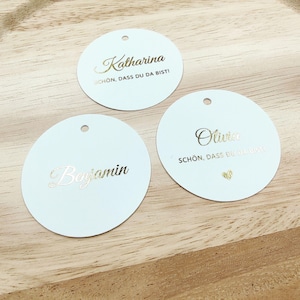 È bello che tu sia qui ciondolo, rotondo, oro, targhetta per il nome del matrimonio, segnaposti, etichette regalo personalizzate, carte per il nome del matrimonio