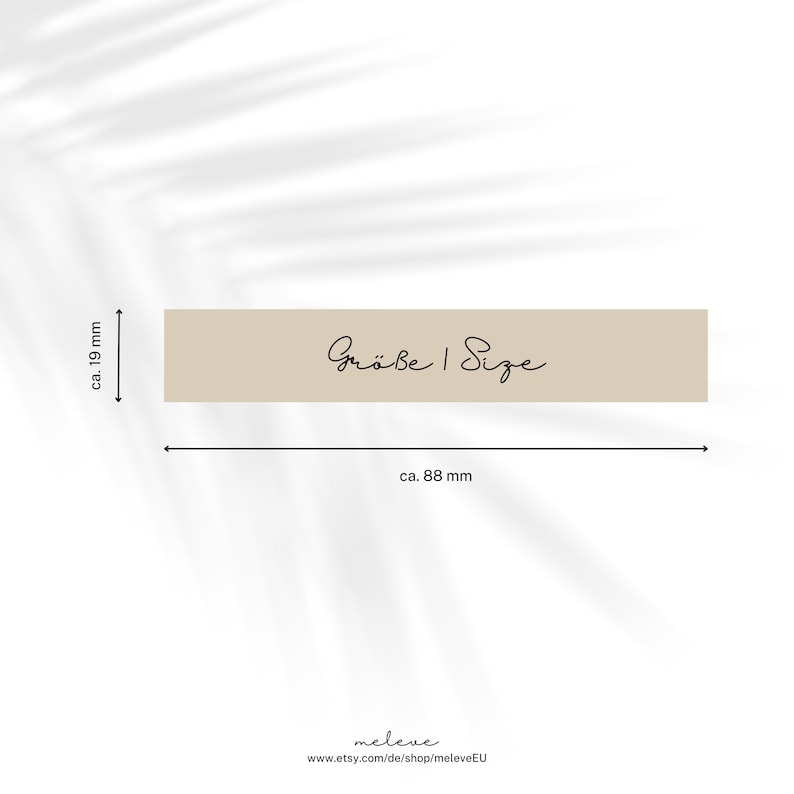 May include: A beige label with the text "Gr&ouml;&szlig;e | Size" in black cursive writing. The label is approximately 8.8 cm wide and 1.9 cm tall.