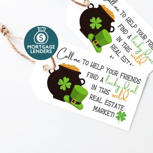 Puede incluir: Dos etiquetas de regalo blancas con gráficos temáticos del Día de San Patricio. Una etiqueta presenta una olla de oro, un sombrero verde y un trébol de cuatro hojas. La otra etiqueta tiene el texto "¡Llámame para ayudar a tus amigos a encontrar un trato afortunado en este salvaje mercado inmobiliario!"