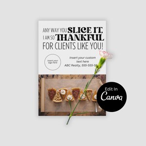 Puede incluir: Una tarjeta blanca con el texto "ANY WAY YOU SLICE IT, I AM SO THANKFUL FOR CLIENTS LIKE YOU!" La tarjeta tiene un fondo marrón con una fila de rebanadas de pastel de calabaza. El texto "Edit In Canva" está en un círculo negro.