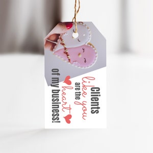 Puede incluir: Una galleta en forma de coraz&oacute;n blanca y rosa con un mensaje que dice "Los clientes como t&uacute; son el coraz&oacute;n de mi negocio!"