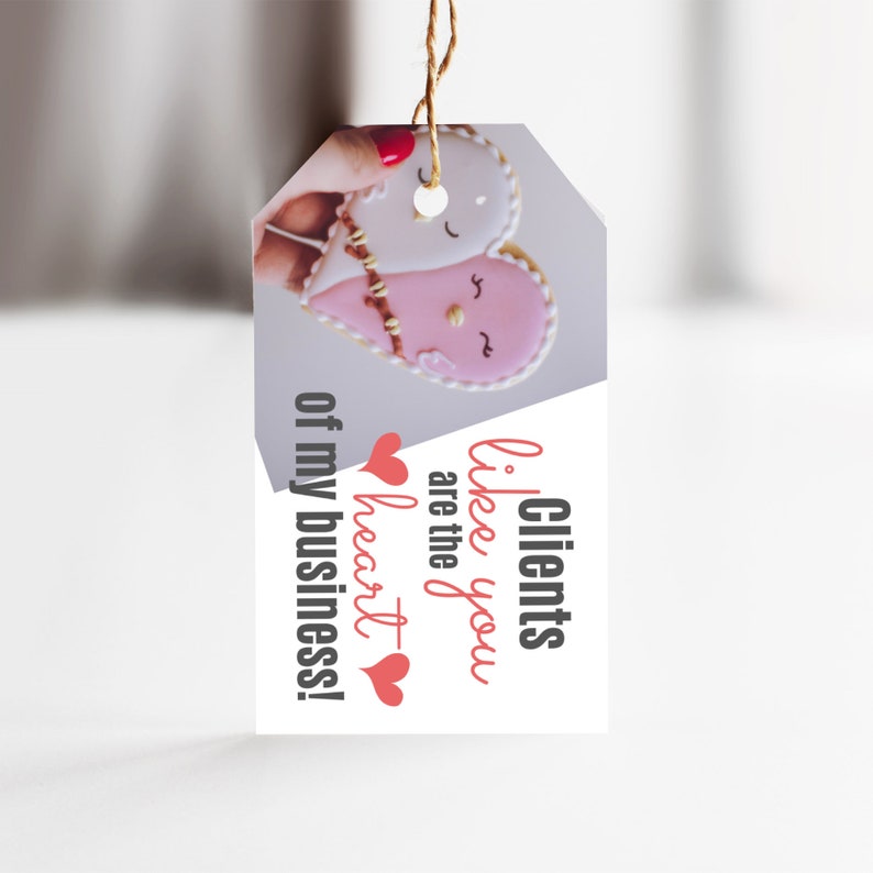 Puede incluir: Una galleta en forma de coraz&oacute;n blanca y rosa con un mensaje que dice "Los clientes como t&uacute; son el coraz&oacute;n de mi negocio!"