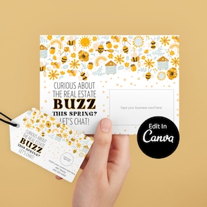 Può includere: Una cartolina e un'etichetta con un design a tema api. La cartolina presenta il testo "Curiosi del Real Estate Buzz questa primavera? Chiacchieriamo!" e uno spazio per un biglietto da visita. L'etichetta ha lo stesso testo e grafica delle api.