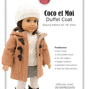 Op de afbeelding: Een naaipatroon voor een bruine duffelcoat voor poppen van 45,7 cm. Het patroon bevat een volledig gevoerde jas met een gearticuleerde capuchon, toggle-knoppen en stapsgewijze instructies. De moeilijkheidsgraad is gemiddeld.