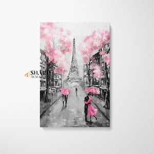 Puede incluir: Una pintura en blanco y negro de una pareja que sostiene paraguas rosas caminando por una calle de Par&iacute;s, Francia. La Torre Eiffel est&aacute; en el fondo con flores de cerezo rosas en los &aacute;rboles.