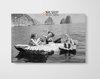 GIRLS EATING SPAGHETTI on the Water Capri Italy 1939 Wall Art Vintage Art Print, Funny Picnic Old Photo, Iconic Wall Art, Ladies with Pasta