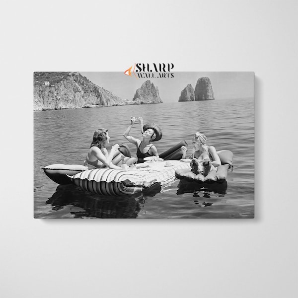 GIRLS EATING SPAGHETTI on the Water Capri Italy 1939 Wall Art Vintage Art Print, Funny Picnic Old Photo, Iconic Wall Art, Ladies with Pasta