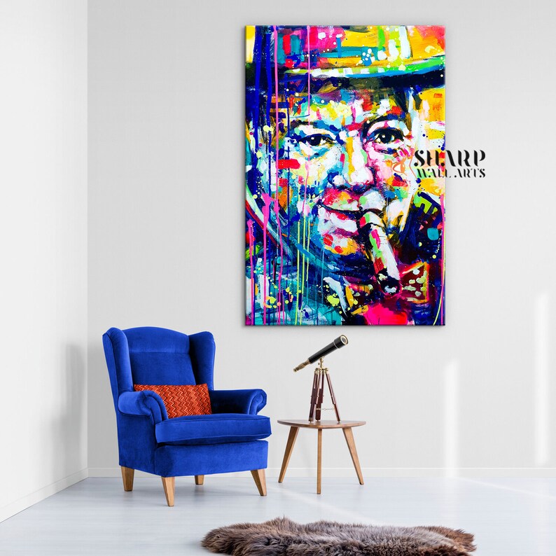 Pode incluir: Pintura abstrata de um rosto com um fundo colorido e um charuto na boca. A pintura &eacute; de estilo colorido com cores brilhantes e tra&ccedil;os ousados. A pintura &eacute; assinada "SHARP WALL ARTS" no canto inferior direito.
