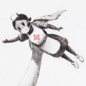 Pu&ograve; includere: Un disegno in bianco e nero di un'infermiera che indossa una maschera e una croce rossa sul suo uniforme, volando nell'aria con le braccia distese.