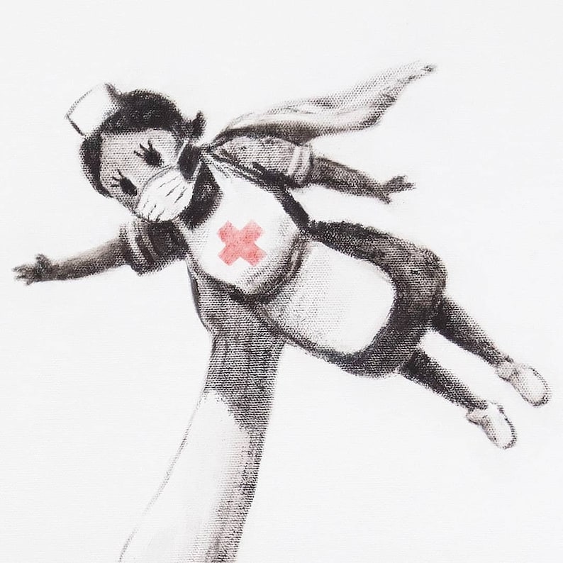Pu&ograve; includere: Un disegno in bianco e nero di un'infermiera che indossa una maschera e una croce rossa sul suo uniforme, volando nell'aria con le braccia distese.