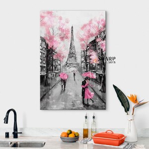Puede incluir: Una pintura en blanco y negro de una pareja caminando por Par&iacute;s, Francia. La Torre Eiffel est&aacute; en el fondo, y la pareja sostiene paraguas rosas. La pintura tiene un ambiente rom&aacute;ntico y es perfecta para una pieza de decoraci&oacute;n del hogar.