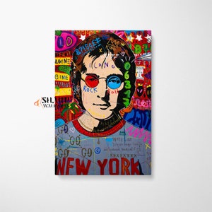 Puede incluir: Un retrato abstracto y colorido de John Lennon con las palabras "Rock Roll" y "Nueva York" escritas en el lienzo. El fondo está lleno de varios colores y texto.