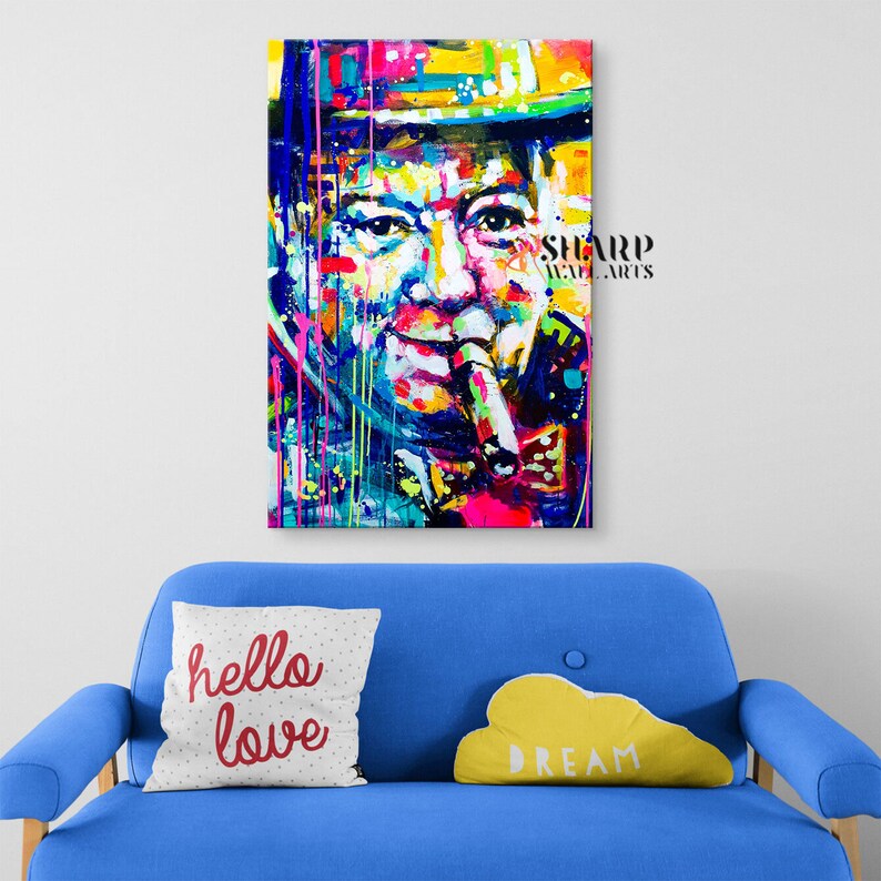 Pode incluir: Uma pintura abstrata colorida de um retrato de um homem com bigode e um charuto na boca. A pintura &eacute; feita em um estilo vibrante com respingos de tinta rosa, azul, verde, amarela e laranja.