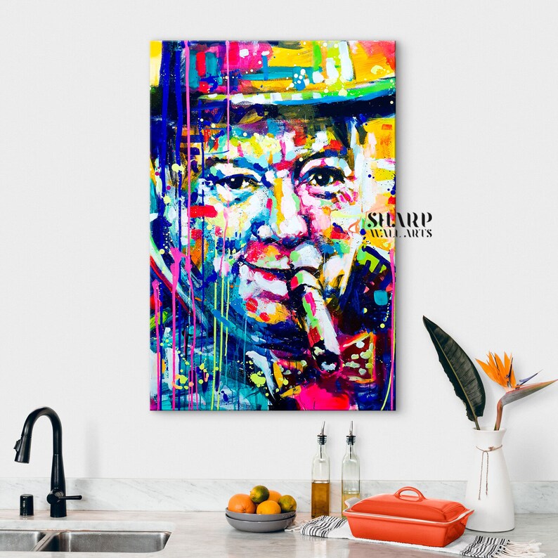 Pode incluir: Uma pintura abstrata colorida de um homem com um chap&eacute;u e um charuto na boca. A pintura &eacute; feita em um estilo vibrante com respingos de tinta rosa, azul, amarela e verde. O rosto do homem &eacute; o ponto focal da pintura, e sua express&atilde;o &eacute; de contempla&ccedil;&atilde;o. A pintura &eacute; assinada "SHARP WALL ARTS" no canto inferior direito.