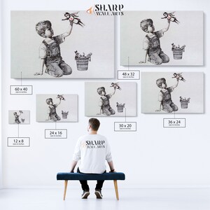 Pu&ograve; includere: Un'illustrazione in bianco e nero di un bambino che tiene una bambola di supereroe. Il bambino indossa una camicia blu e jeans. La bambola indossa un mantello rosso e una stella rossa sul petto. Il bambino &egrave; seduto a terra e la bambola &egrave; in aria. Il bambino sta guardando la bambola. L'illustrazione &egrave; su uno sfondo bianco. L'immagine mostra diverse dimensioni dell'illustrazione, da 12 x 8 pollici a 60 x 40 pollici.
