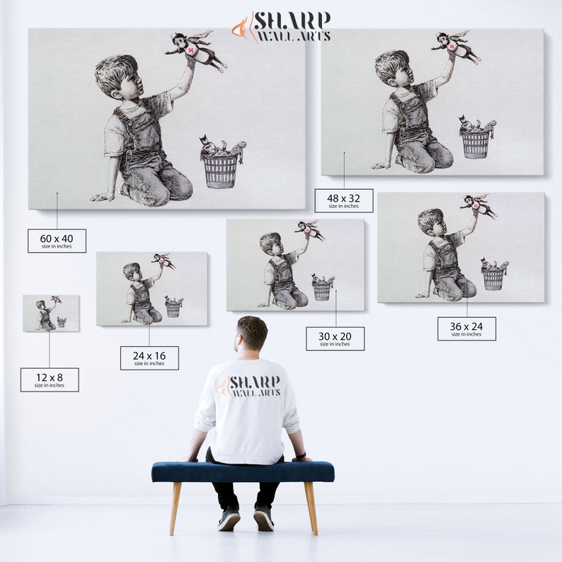 Pu&ograve; includere: Un'illustrazione in bianco e nero di un bambino che tiene una bambola di supereroe. Il bambino indossa una camicia blu e jeans. La bambola indossa un mantello rosso e una stella rossa sul petto. Il bambino &egrave; seduto a terra e la bambola &egrave; in aria. Il bambino sta guardando la bambola. L'illustrazione &egrave; su uno sfondo bianco. L'immagine mostra diverse dimensioni dell'illustrazione, da 12 x 8 pollici a 60 x 40 pollici.