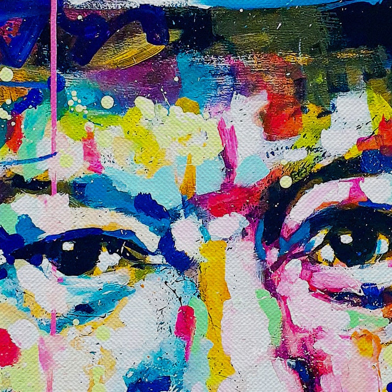 Pode incluir: Pintura abstrata de um rosto com cores brilhantes, incluindo azul, amarelo, rosa e verde. A pintura apresenta dois olhos com pupilas pretas e &iacute;ris amarelas.