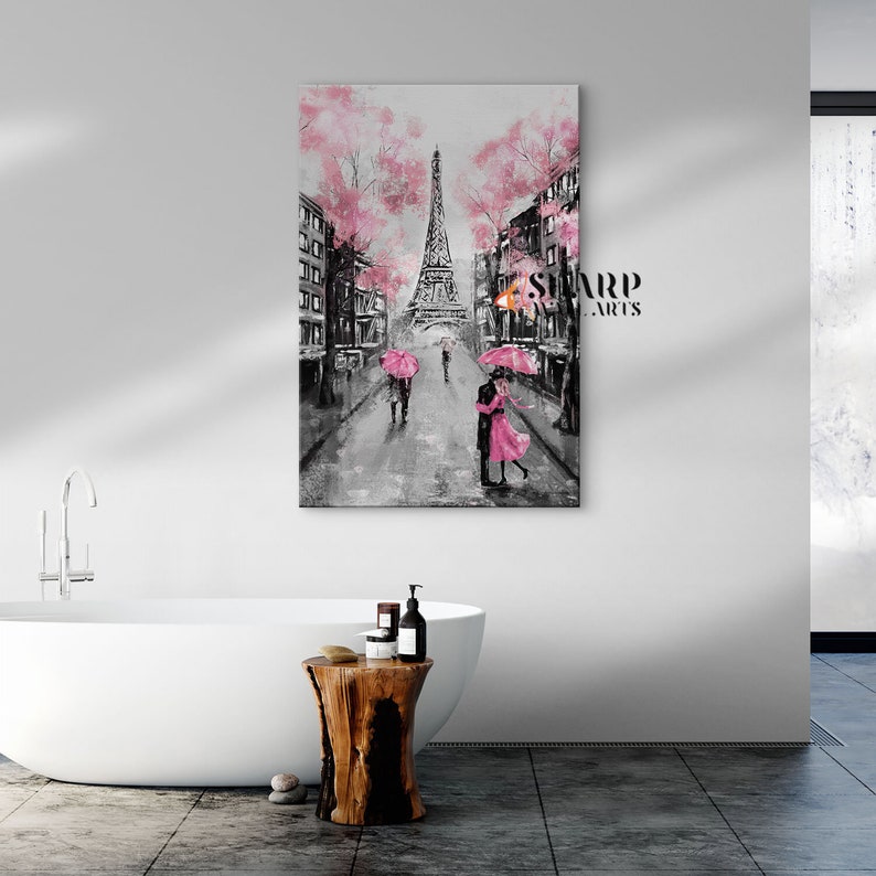 Puede incluir: Una pintura en blanco y negro de una pareja caminando por una calle de Par&iacute;s, Francia. La Torre Eiffel est&aacute; en el fondo, y la pareja sostiene paraguas rosas. La pintura tiene un ambiente rom&aacute;ntico y caprichoso.