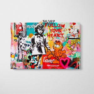 Puede incluir: Una pintura abstracta y colorida que presenta a una niña sosteniendo una correa atada a Garfield el gato. La pintura incluye varios iconos de la cultura pop como Mickey Mouse, Snoopy y una lata de sopa Campbell's. El texto "SHARP FOLLOW YOUR HEART" está escrito en letras negritas en la parte superior de la pintura.
