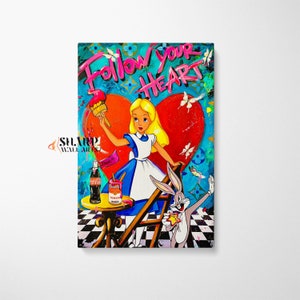 Puede incluir: Una pintura colorida de Alicia en el País de las Maravillas pintando un gran corazón rojo con las palabras "Follow Your Heart" en estilo graffiti. Bugs Bunny está de pie en una escalera al lado de Alicia, sosteniendo una estrella.