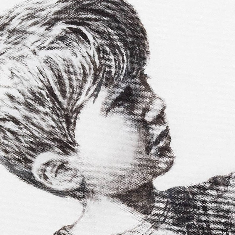 Pu&ograve; includere: Disegno a matita in bianco e nero di una persona giovane che guarda in alto con la testa inclinata all'indietro. La persona ha i capelli corti e indossa una camicia scura.