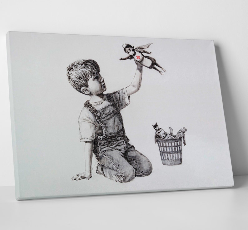 Pu&ograve; includere: Un'illustrazione in bianco e nero di un bambino che tiene in mano una figura di un supereroe giocattolo in posizione di volo. Il bambino indossa una salopette e una maglietta. Un bidone della spazzatura si trova sullo sfondo con altri giocattoli al suo interno.