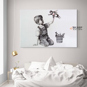Pu&ograve; includere: Un'illustrazione in bianco e nero di un bambino piccolo inginocchiato e che alza la mano per prendere una piccola bambola di supereroe che vola sopra di lui. La bambola indossa un mantello rosso e una croce rossa sul petto. Un bidone della spazzatura si trova sullo sfondo con altri giocattoli al suo interno.