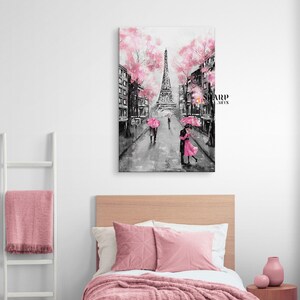 Puede incluir: Una pintura en blanco y negro de una pareja bes&aacute;ndose frente a la Torre Eiffel en Par&iacute;s. La pareja sostiene paraguas rosas y hay cerezos en flor rosas en los &aacute;rboles. La pintura est&aacute; titulada "Sharp Arts".