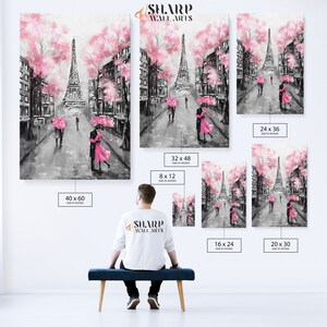 Puede incluir: Un conjunto de 8 impresiones de diferentes tama&ntilde;os de una pintura que representa una escena de calle parisina con la Torre Eiffel de fondo. La calle est&aacute; bordeada de &aacute;rboles en flor y parejas caminan bajo paraguas rosas. Las impresiones est&aacute;n disponibles en tama&ntilde;os que van desde 8x12 pulgadas hasta 40x60 pulgadas.