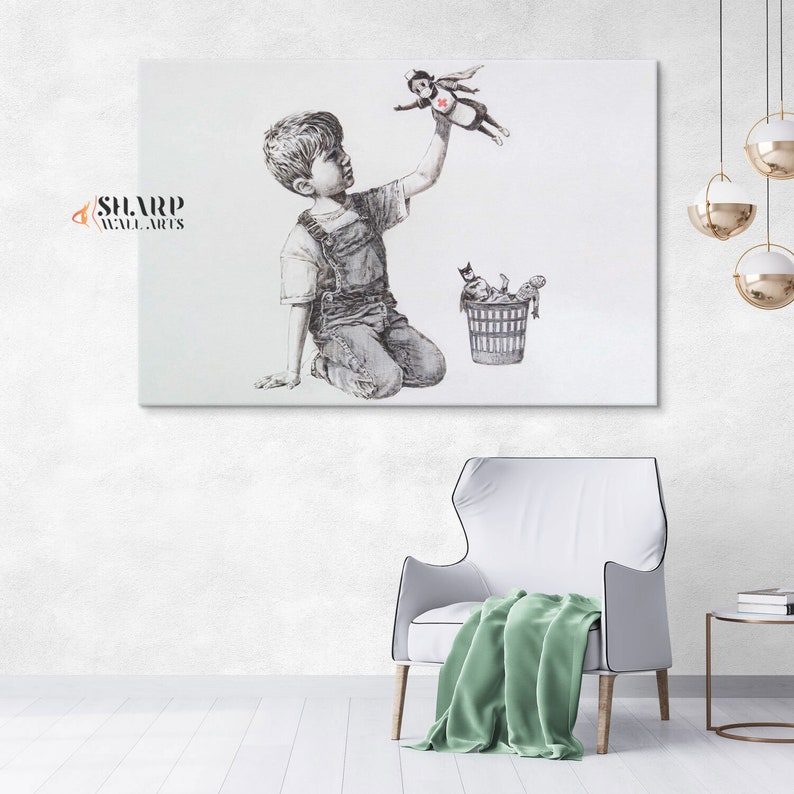 Pu&ograve; includere: Un'illustrazione in bianco e nero di un bambino inginocchiato che allunga la mano per prendere una bambola di supereroe che vola nell'aria. La bambola indossa una croce rossa sul petto. Un bidone della spazzatura con altre bambole di supereroi scartate &egrave; sullo sfondo.