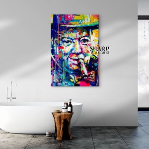 Pode incluir: Uma pintura abstrata colorida de um homem com bigode e chap&eacute;u, segurando um charuto. A pintura &eacute; de estilo moderno com cores brilhantes e pinceladas ousadas. O texto "SHARP WALL ARTS" &eacute; vis&iacute;vel no canto inferior direito da pintura.