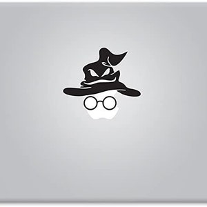 Pode incluir: Um adesivo preto e branco de um chapéu de bruxo com óculos em um laptop prateado.
