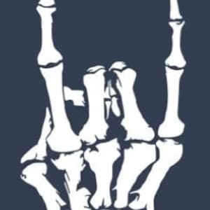 Könnte beinhalten: Eine weiße Skeletthand, die die Rock'n'Roll-Handgeste mit zwei nach oben zeigenden Fingern macht.